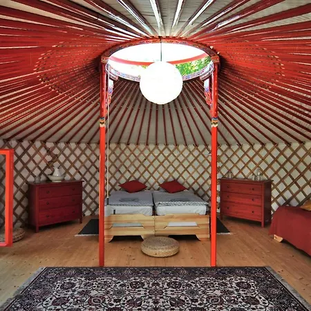Luxe tent Jurty V Sadu *