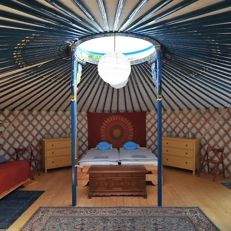 Luxe tent Jurty V Sadu