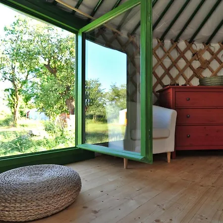 Jurty V Sadu Luxe tent