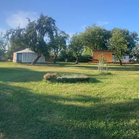Jurty V Sadu Luxe tent Cesky Brod