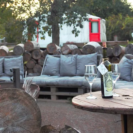 Jurty V Sadu Campismo de Luxo Cesky Brod