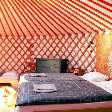 Luxe tent Jurty V Sadu *