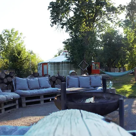 Jurty V Sadu Campismo de Luxo Cesky Brod