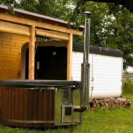 Luxe tent Jurty V Sadu