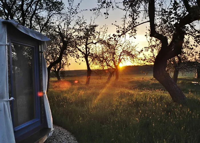 Luksustelt Jurty V Sadu Cesky Brod